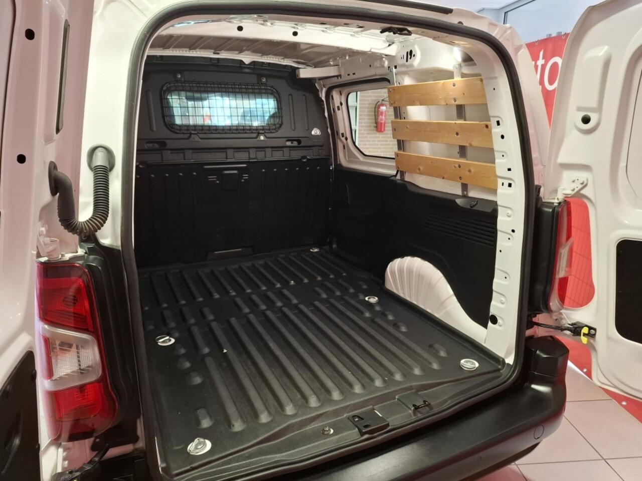 Peugeot PARTNER 1.2 Benzine Premium uitv., Airco, Navigatie