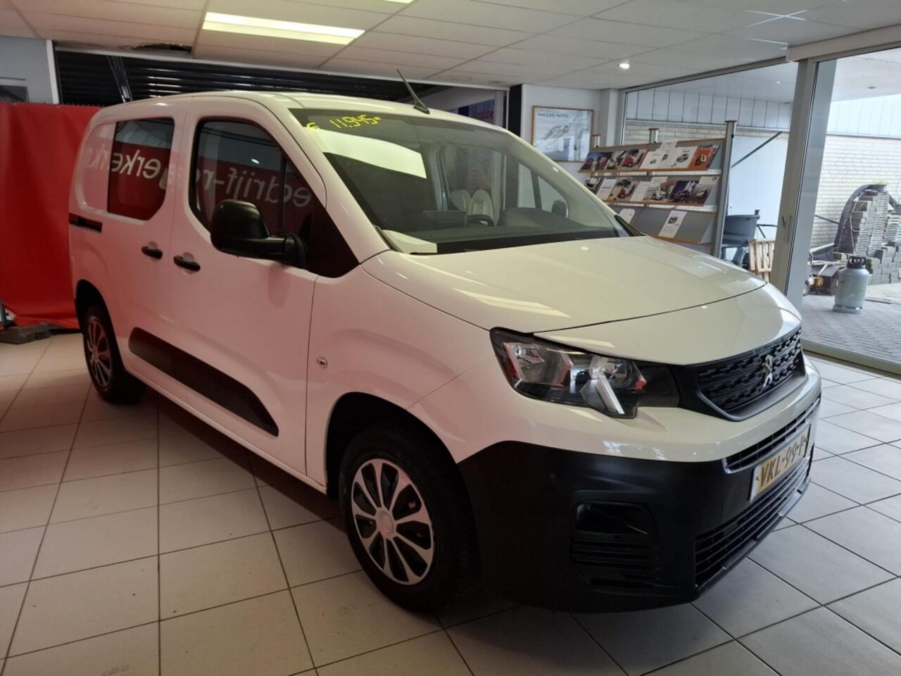 Peugeot PARTNER 1.2 Benzine Premium uitv., Airco, Navigatie