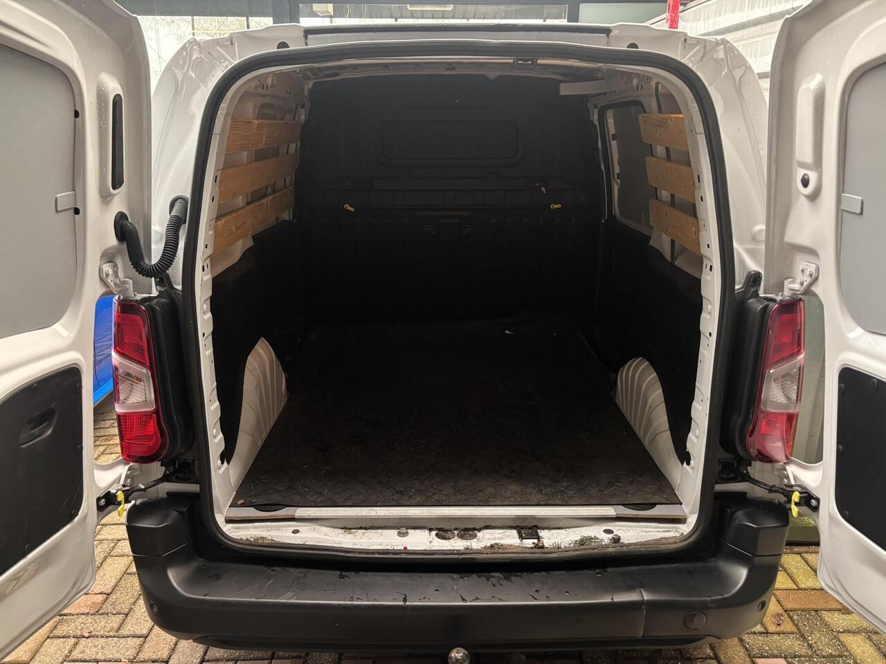 Peugeot PARTNER L1 1.5 BlueHDi 130pk EAT8 | 3-ZITS | TREKHAAK | NAVI | CAMERA | SURROUND VISION | DAB+ | APPLE CARPLAY / ANDROID AUTO | 10" TOUCHSCREEN