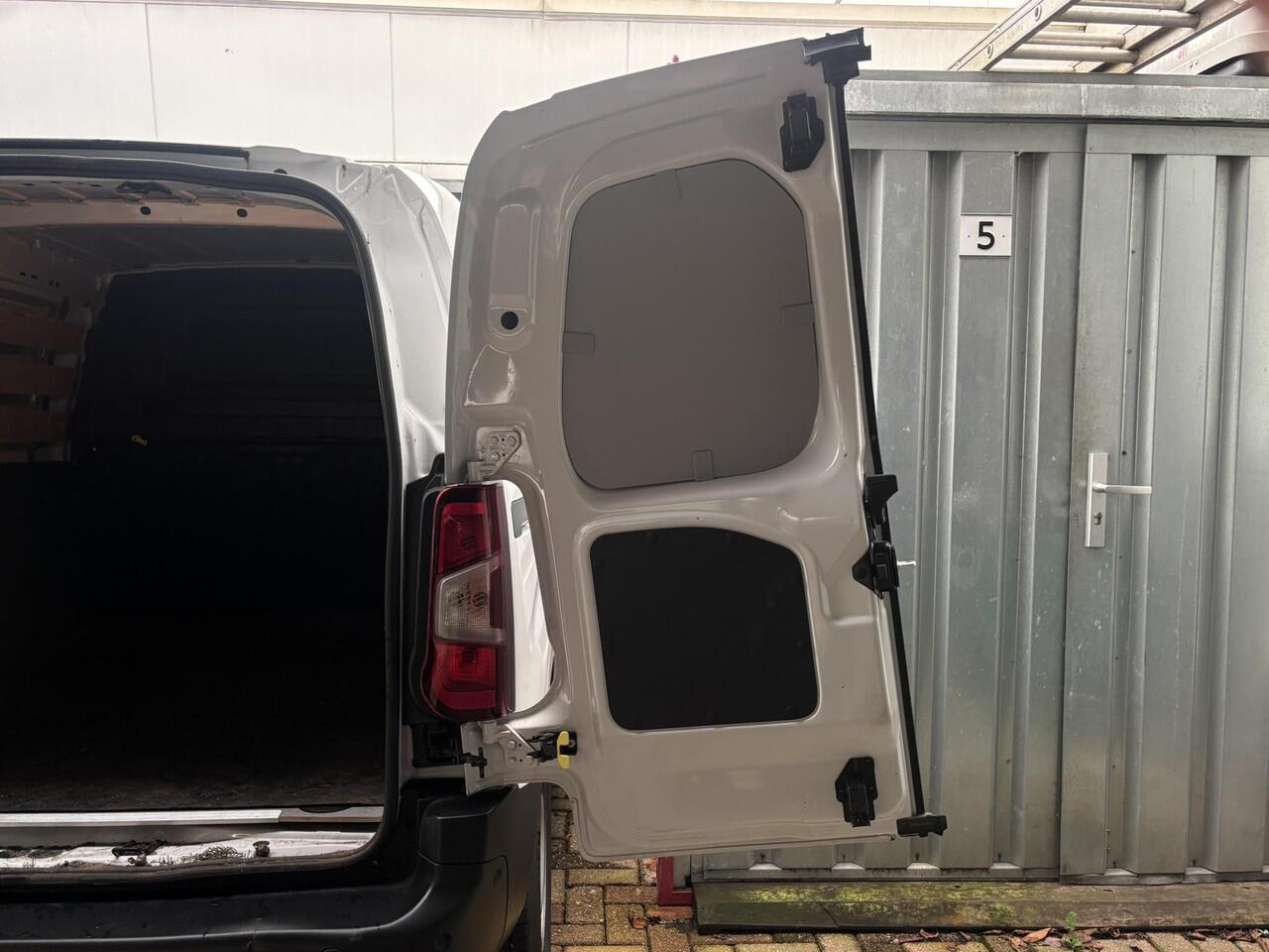 Peugeot PARTNER L1 1.5 BlueHDi 130pk EAT8 | 3-ZITS | TREKHAAK | NAVI | CAMERA | SURROUND VISION | DAB+ | APPLE CARPLAY / ANDROID AUTO | 10" TOUCHSCREEN