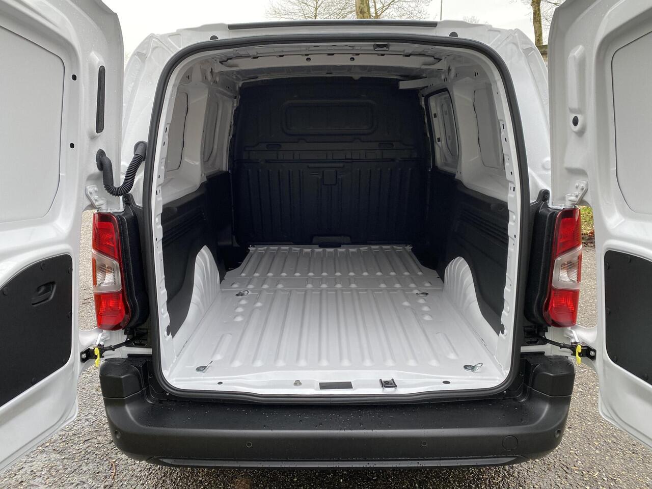 Peugeot PARTNER e-Partner L2 50 kWh 136pk | ACTIE! | 8 jaar garantie | 0% financial lease | NAVI | Multimedia | Apple Carplay | Android Auto | Achteruitrijcamera | Parkeersensoren voor en achter | Dode hoek detectie | Surround view | Licht- en regensensor | Mistlampen | 