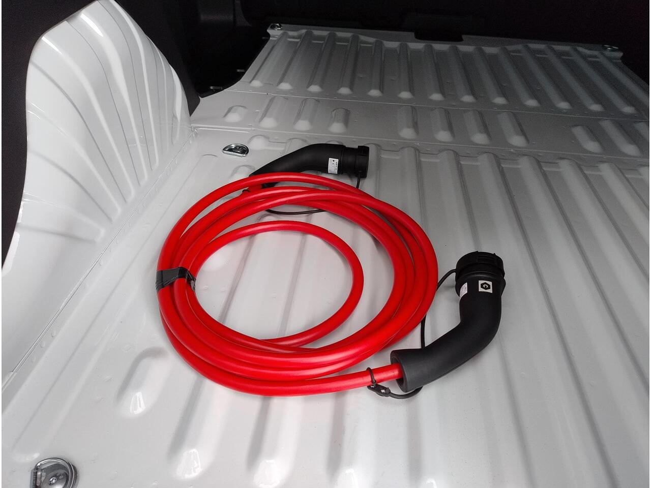 Peugeot PARTNER e-Partner L2 50 kWh 136pk | 8 jaar garantie | 0% financial lease | NAVI | Multimedia | Apple Carplay | Android Auto | Achteruitrijcamera | Parkeersensoren voor en achter | Dode hoek detectie | Surround view | Licht- en regensensor | Mistlampen | Stuurwiel