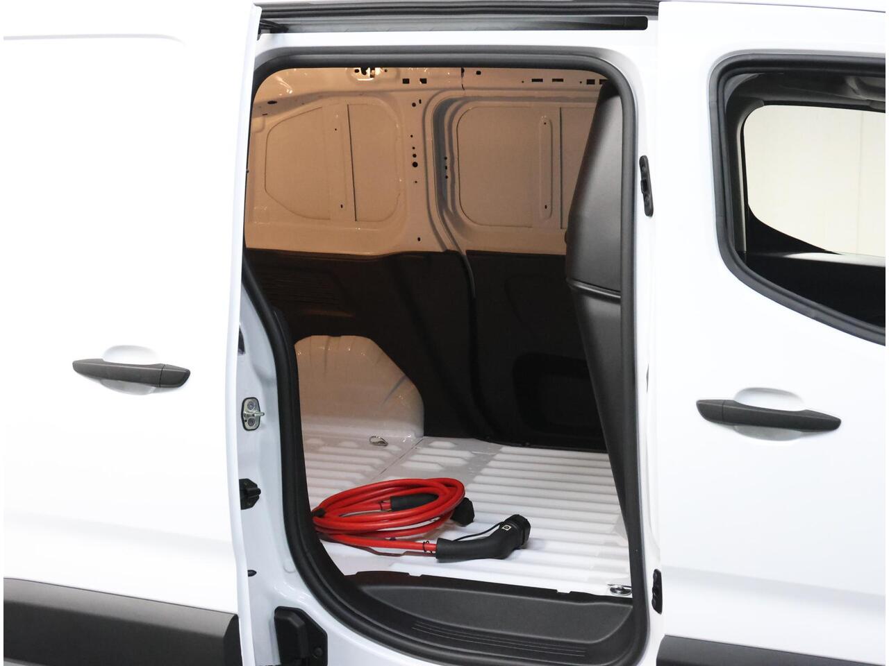 Peugeot PARTNER e-Partner 136PK L1 50 kWh | NIEUW!! | AUTOMAAT | AppleCarPlay/AndroidAuto | Armsteun | Stoel/Stuurverwarming | Camera | Climate Control | Cruise Control | Parkeersensoren |