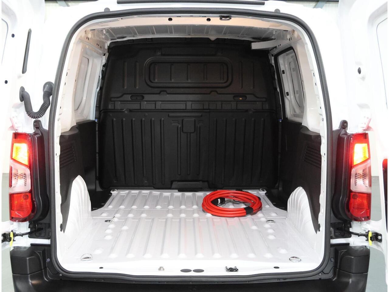 Peugeot PARTNER e-Partner 136PK L1 50 kWh | NIEUW!! | AUTOMAAT | AppleCarPlay/AndroidAuto | Armsteun | Stoel/Stuurverwarming | Camera | Climate Control | Cruise Control | Parkeersensoren |