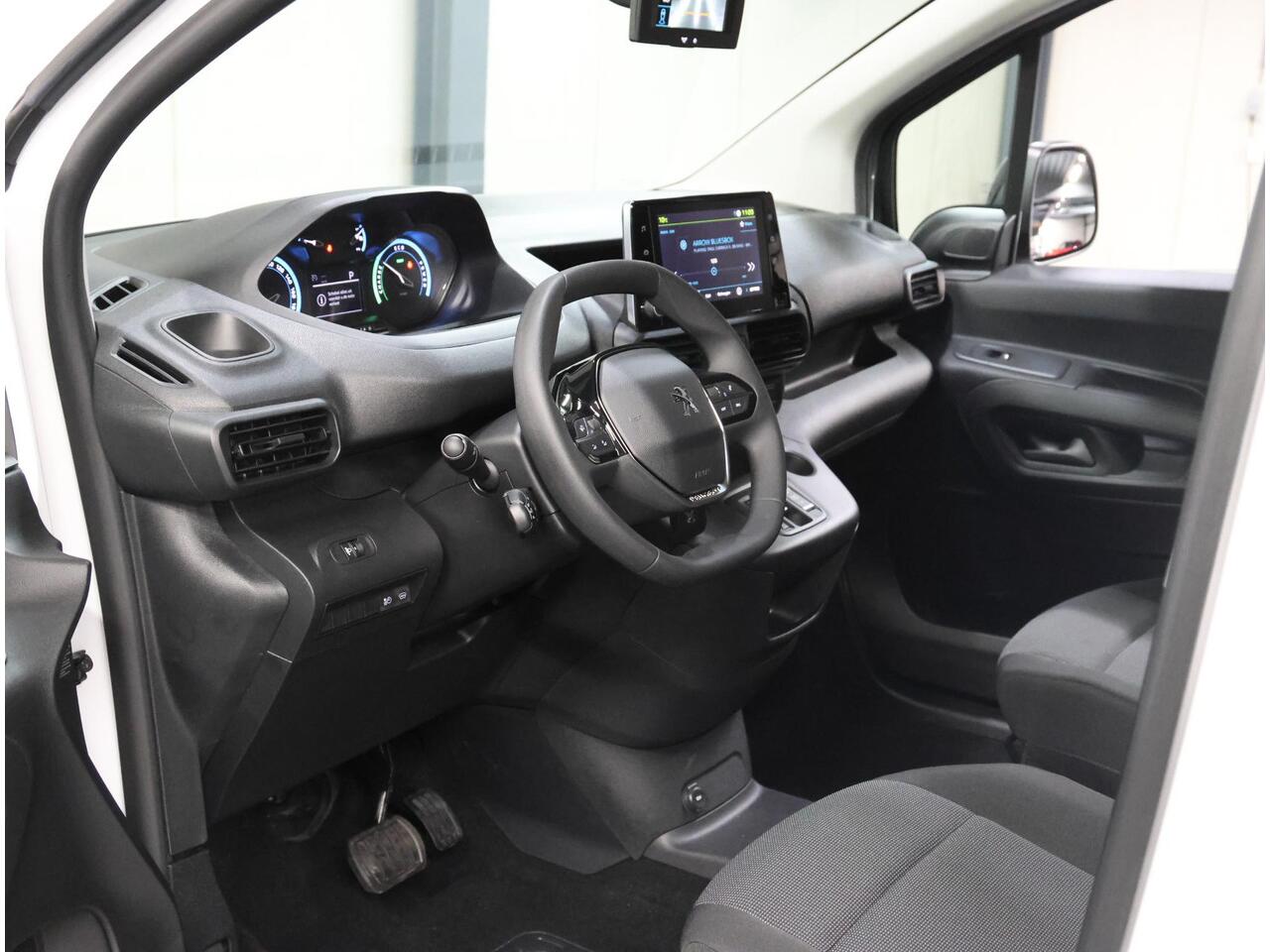 Peugeot PARTNER e-Partner 136PK L1 50 kWh | NIEUW!! | AUTOMAAT | AppleCarPlay/AndroidAuto | Armsteun | Stoel/Stuurverwarming | Camera | Climate Control | Cruise Control | Parkeersensoren |