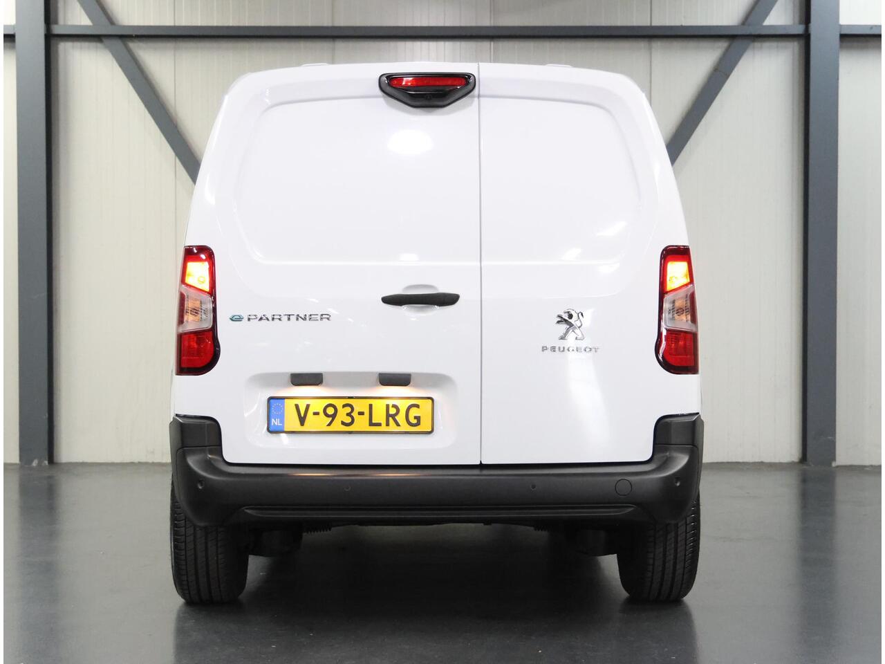 Peugeot PARTNER e-Partner 136PK L1 50 kWh | NIEUW!! | AUTOMAAT | AppleCarPlay/AndroidAuto | Armsteun | Stoel/Stuurverwarming | Camera | Climate Control | Cruise Control | Parkeersensoren |