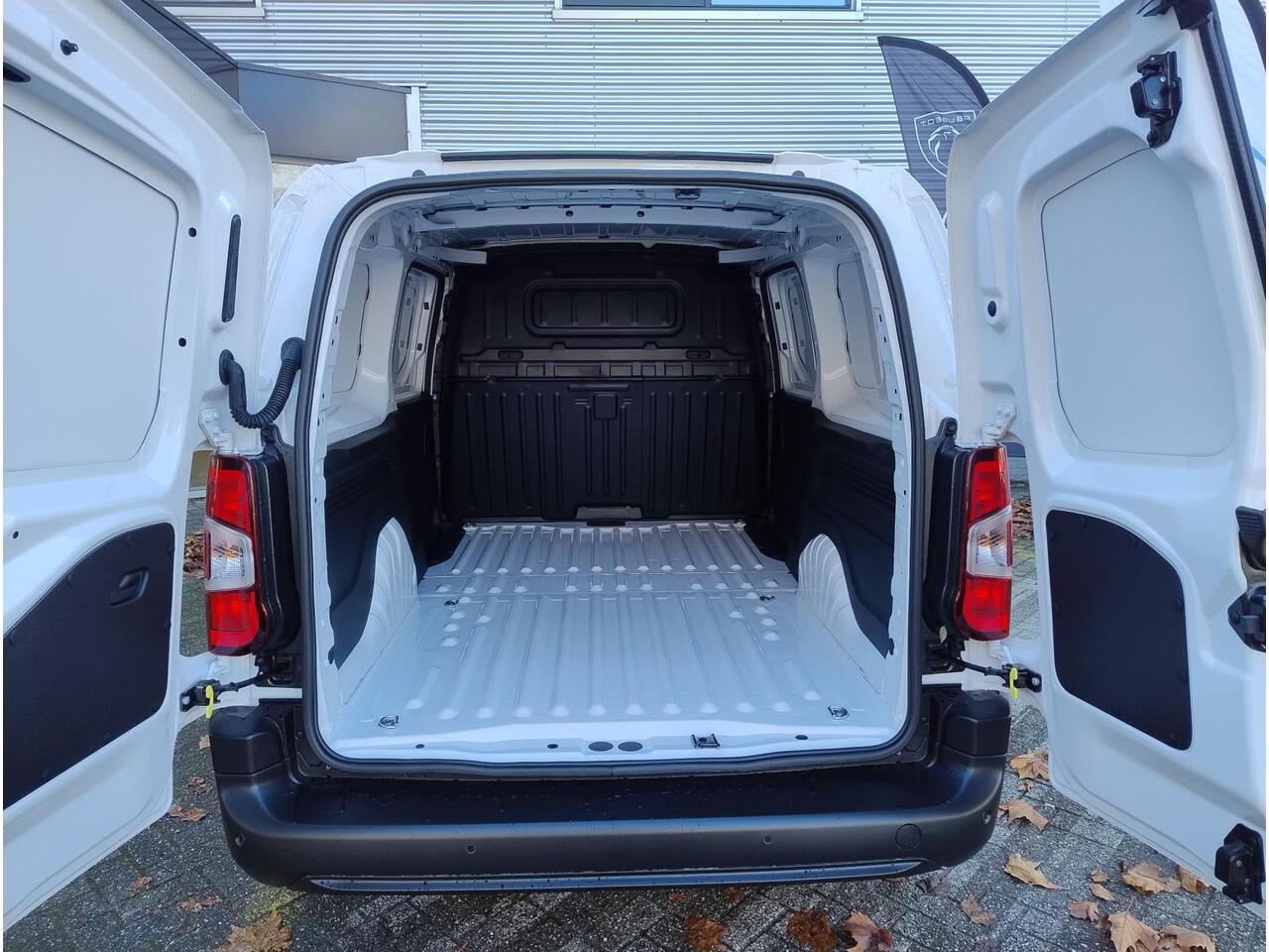 Peugeot PARTNER e-Partner L2 50 kWh 136pk | 8 jaar garantie | 0% financial lease | Apple Carplay | Android Auto | Multimedia | Achteruitrijcamera | Parkeersensoren achter | Digital cockpit | Stuurwielbediening | Bestuurdersstoel comfort | Armsteun | Warmtepomp | Vehicle 