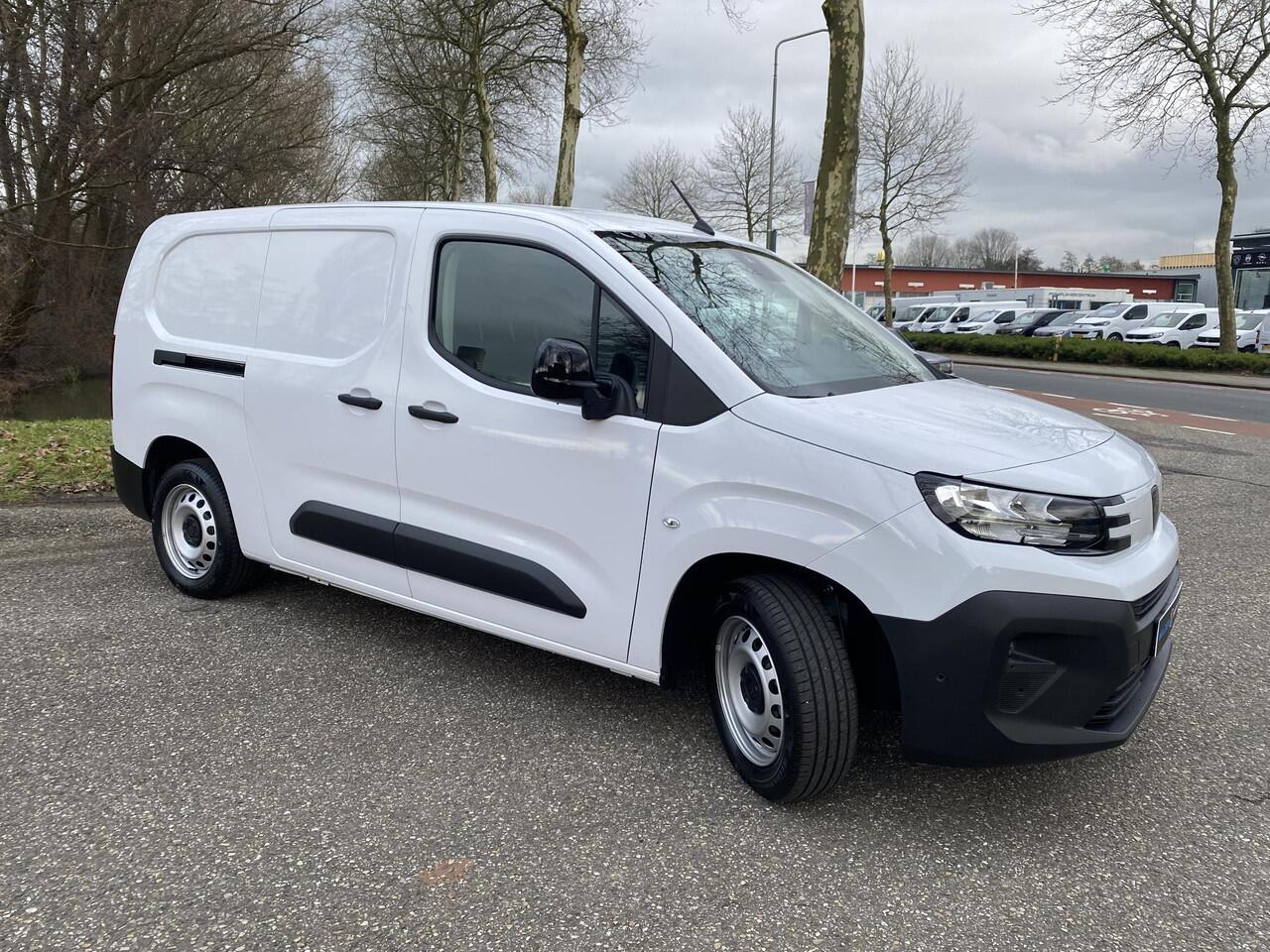 Peugeot PARTNER e-Partner L2 50 kWh 136pk | 8 jaar garantie | 0% financial lease | Apple Carplay | Android Auto | Multimedia | Achteruitrijcamera | Parkeersensoren achter | Digital cockpit | Stuurwielbediening | Bestuurdersstoel comfort | Armsteun | van ¤30.575 voor ¤26.