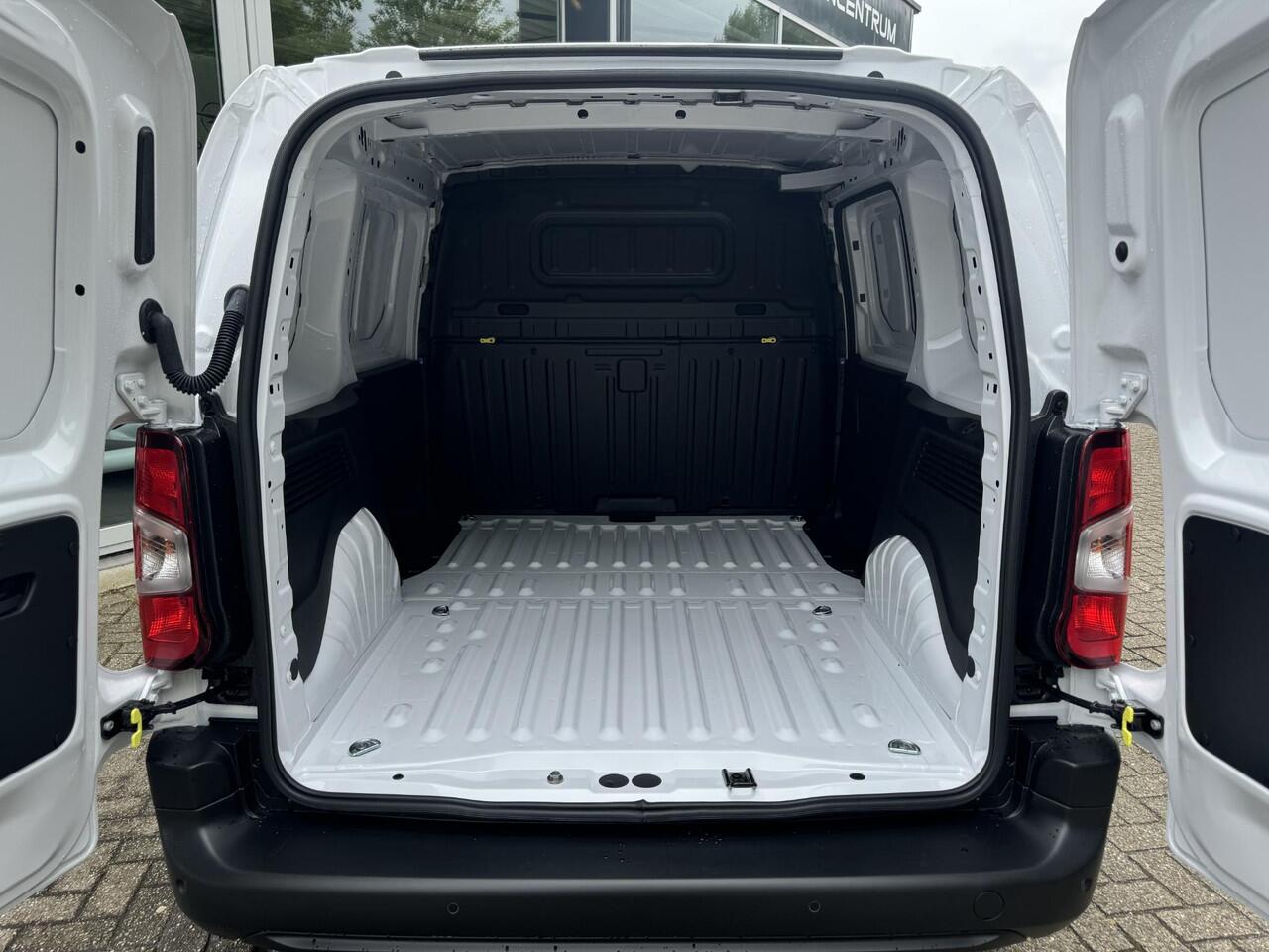 Peugeot PARTNER e-Partner L1 50 kWh 136pk | 8 jaar garantie | 0% financial lease | Apple Carplay | Android Auto | Multimedia | Achteruitrijcamera | Parkeersensoren achter | Digital cockpit | Stuurwielbediening | Bestuurdersstoel comfort | Armsteun | van ¤29.625 voor ¤25.