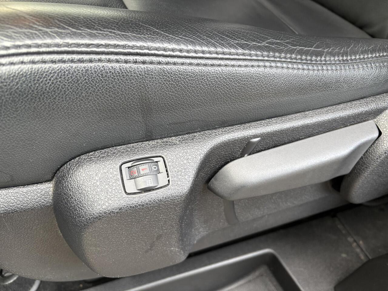 Peugeot Traveller e-Traveller Long 75 kWh | 8 Persoons | tot 348km WLTP | Lederen bekleding | Stoelverwarming | Achteruitrijcamera | Navigatie | Dubbele schuifdeur |