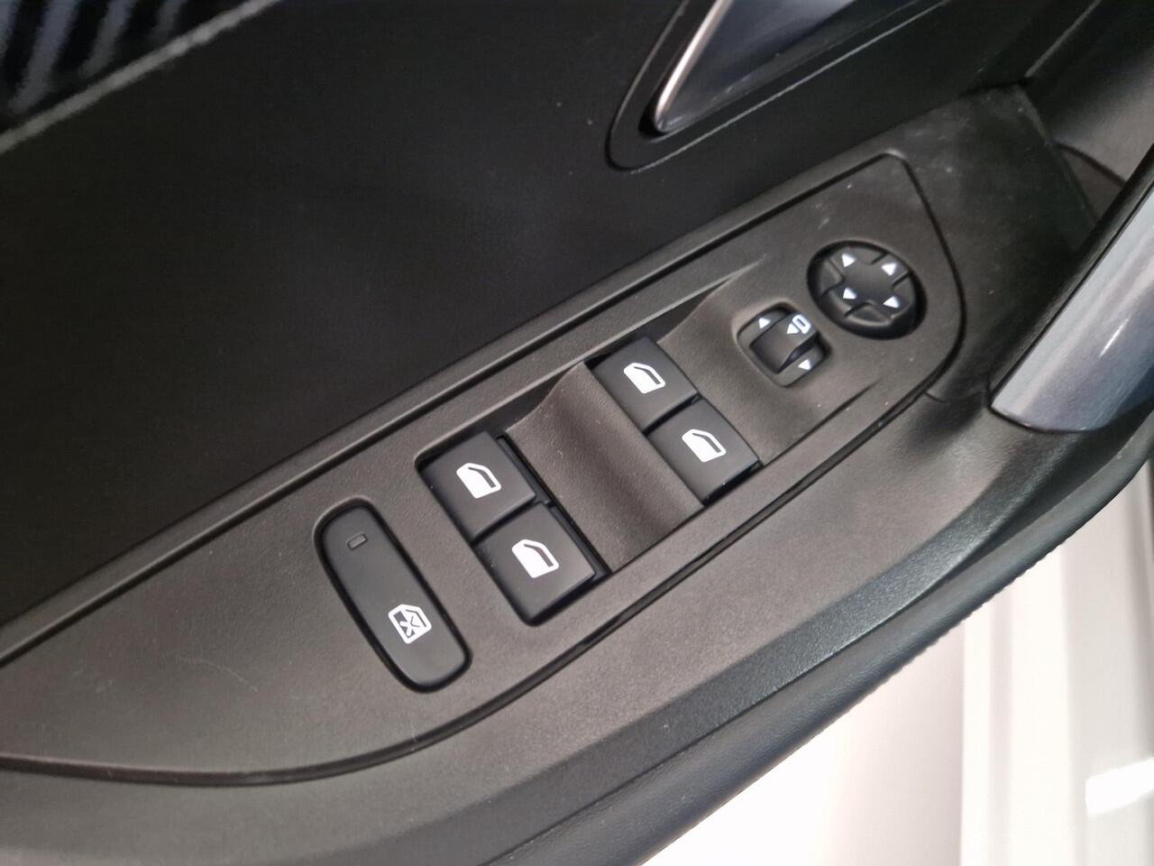 Peugeot e-2008 EV Allure 50 kWh SOH 86,7% | Navigatie | Adaptieve Cruise Control | Achteruitrijcamera | Parkeersensoren voor en achter