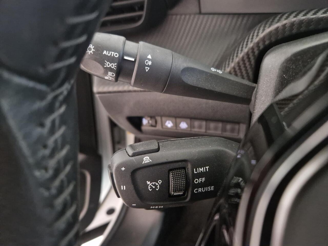 Peugeot e-2008 EV Allure 50 kWh SOH 86,7% | Navigatie | Adaptieve Cruise Control | Achteruitrijcamera | Parkeersensoren voor en achter