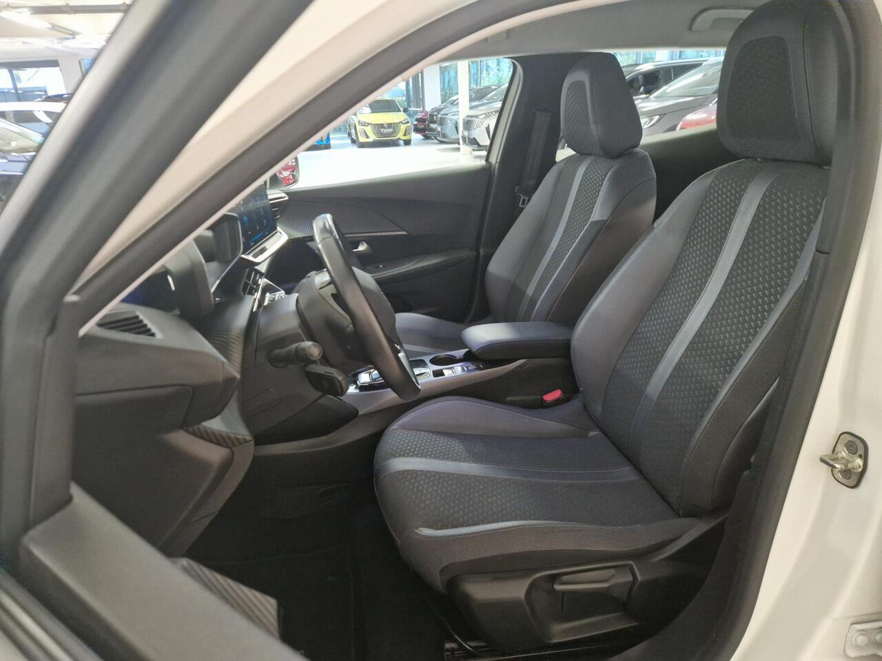 Peugeot e-2008 EV Allure 50 kWh SOH 86,7% | Navigatie | Adaptieve Cruise Control | Achteruitrijcamera | Parkeersensoren voor en achter