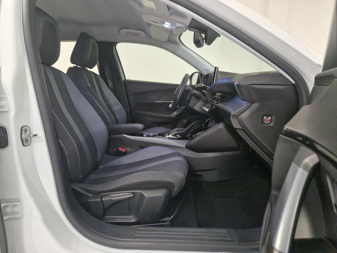 Peugeot e-2008 EV Allure 50 kWh SOH 86,7% | Navigatie | Adaptieve Cruise Control | Achteruitrijcamera | Parkeersensoren voor en achter