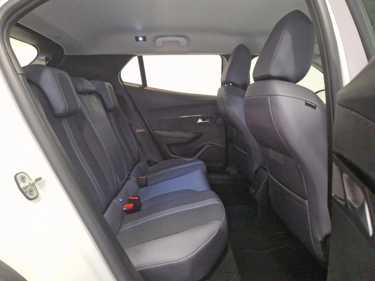 Peugeot e-2008 EV Allure 50 kWh SOH 86,7% | Navigatie | Adaptieve Cruise Control | Achteruitrijcamera | Parkeersensoren voor en achter