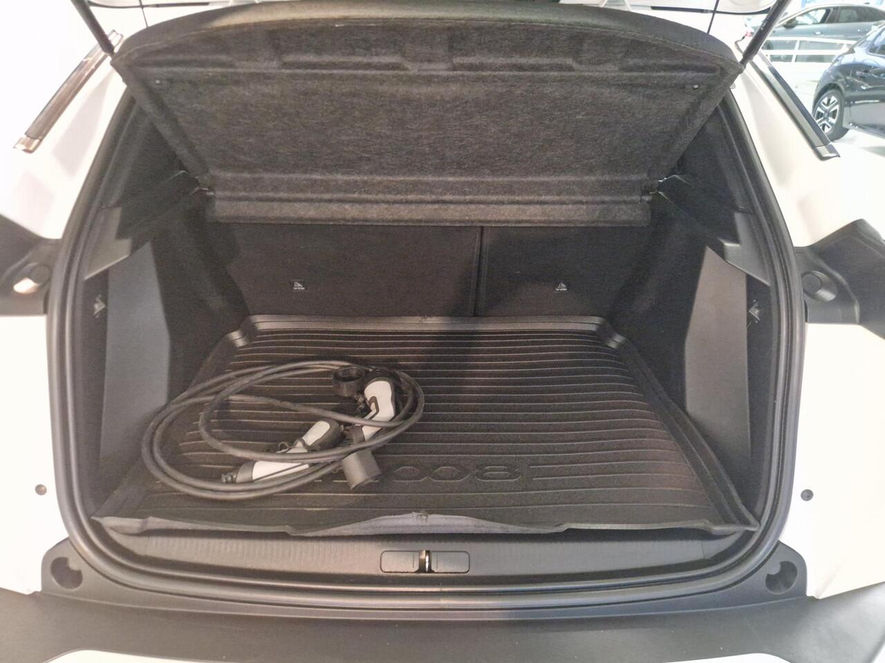 Peugeot e-2008 EV Allure 50 kWh SOH 86,7% | Navigatie | Adaptieve Cruise Control | Achteruitrijcamera | Parkeersensoren voor en achter