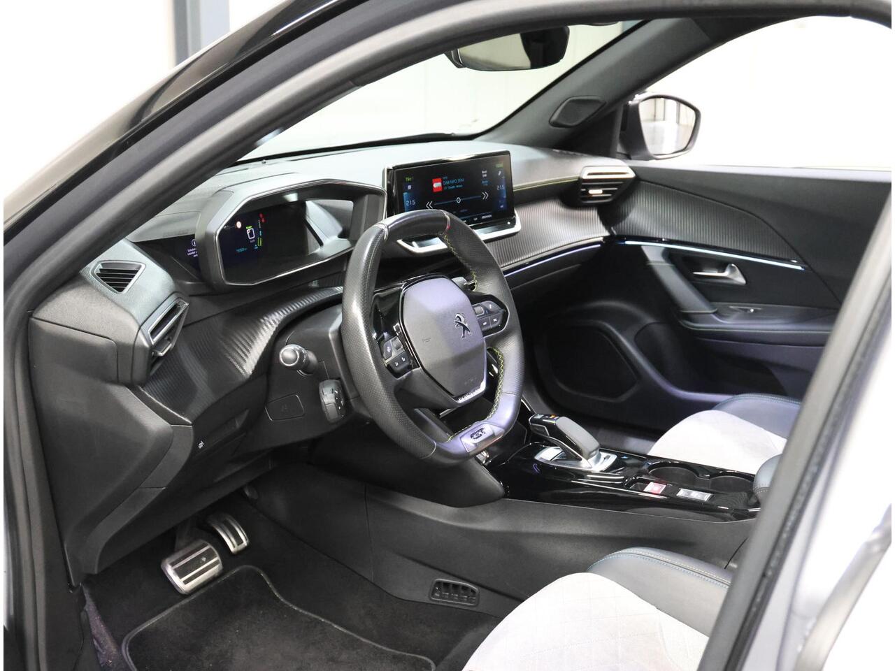 Peugeot e-2008 GT 50kWh 136PK | 1ste eigenaar | 3 FASE | AppleCarplay/Android Auto | Accurapport 91% | Schuifkanteldak | Alcantara/LEER | 18"LMV | Camera | AUTOMAAT | Keyless | Adaptive Cruise Control | Climate Control | Camera | FULL LED | Two-Tone | Sfeerverlichting |