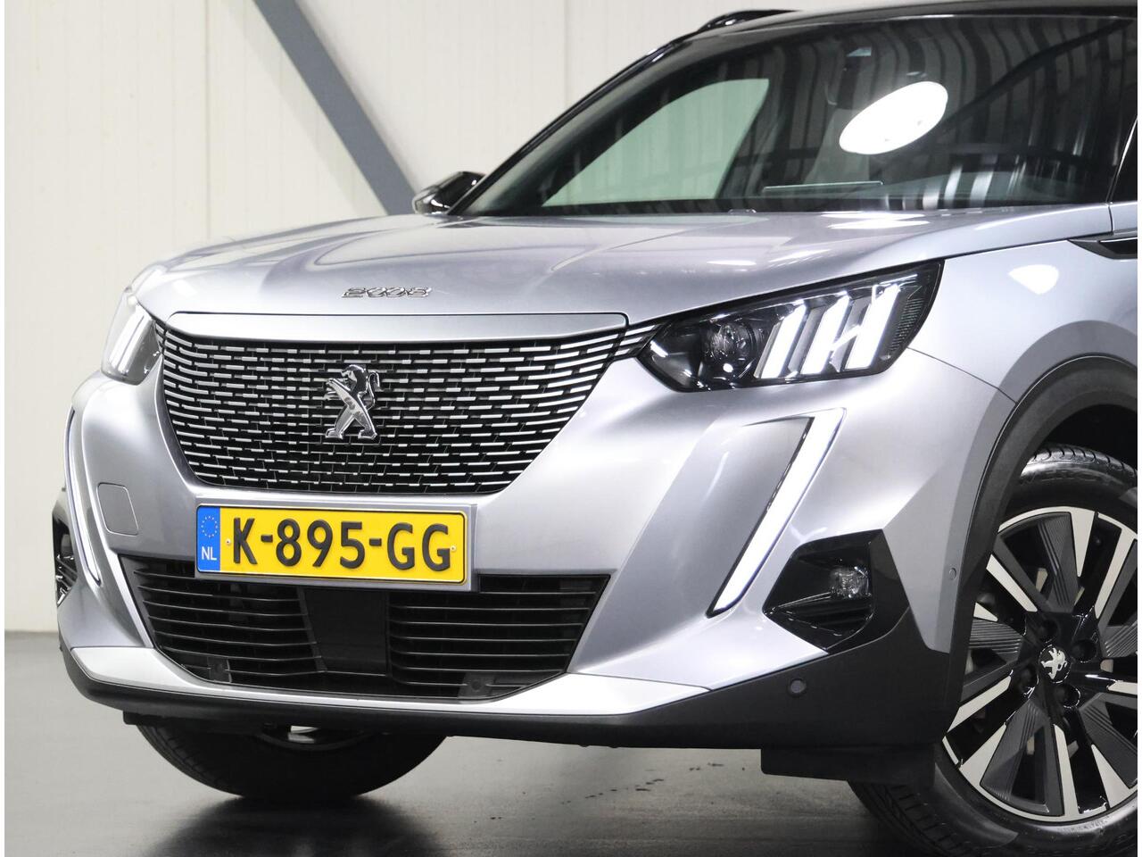 Peugeot e-2008 GT 50kWh 136PK | 1ste eigenaar | 3 FASE | AppleCarplay/Android Auto | Accurapport 91% | Schuifkanteldak | Alcantara/LEER | 18"LMV | Camera | AUTOMAAT | Keyless | Adaptive Cruise Control | Climate Control | Camera | FULL LED | Two-Tone | Sfeerverlichting |