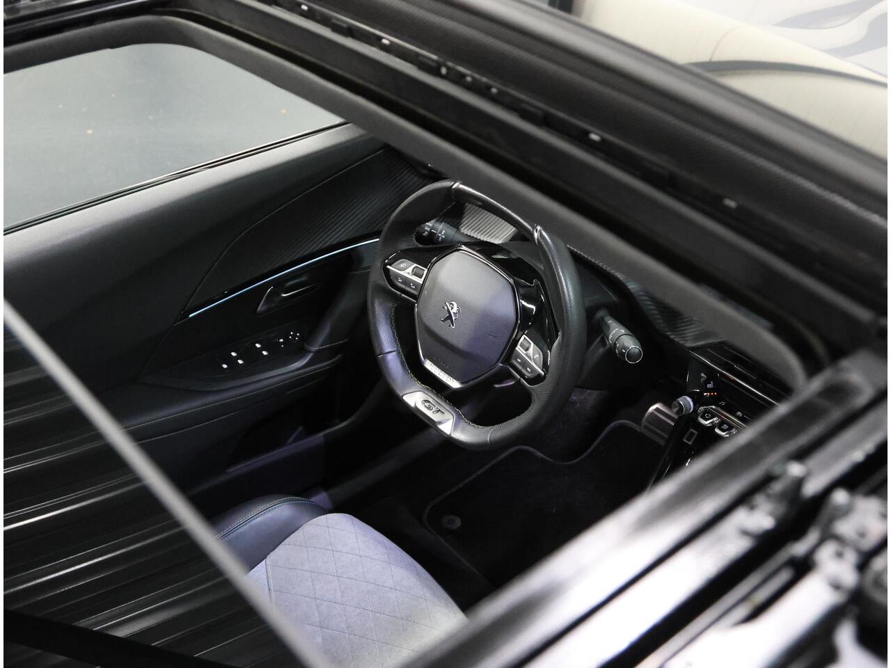 Peugeot e-2008 GT 50kWh 136PK | 1ste eigenaar | 3 FASE | AppleCarplay/Android Auto | Accurapport 91% | Schuifkanteldak | Alcantara/LEER | 18"LMV | Camera | AUTOMAAT | Keyless | Adaptive Cruise Control | Climate Control | Camera | FULL LED | Two-Tone | Sfeerverlichting |