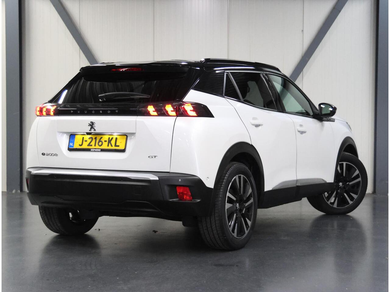 Peugeot e-2008 GT 50kWh 136PK | 1ste eigenaar | 3 FASE | Alcantara/LEER | AppleCarplay/Android Auto | StoelVerwarming | 18"LMV | Dodehoekdetectie | Camera | LED lampen | Keyless | Adaptive Cruise Control | Climate Control | Camera | FULL LED | Two-Tone | Sfeerverlichtin