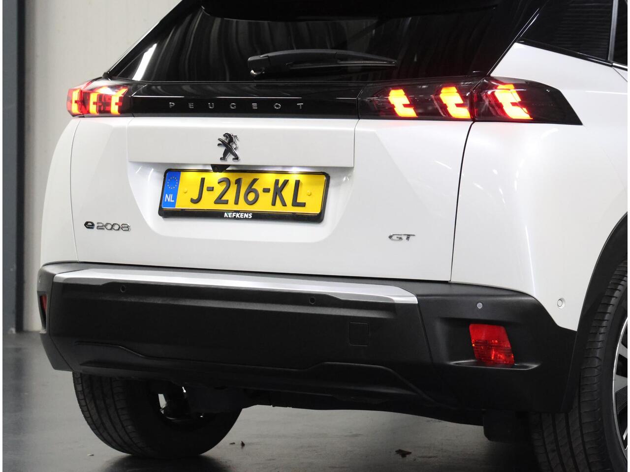 Peugeot e-2008 GT 50kWh 136PK | 1ste eigenaar | 3 FASE | Alcantara/LEER | AppleCarplay/Android Auto | StoelVerwarming | 18"LMV | Dodehoekdetectie | Camera | LED lampen | Keyless | Adaptive Cruise Control | Climate Control | Camera | FULL LED | Two-Tone | Sfeerverlichtin