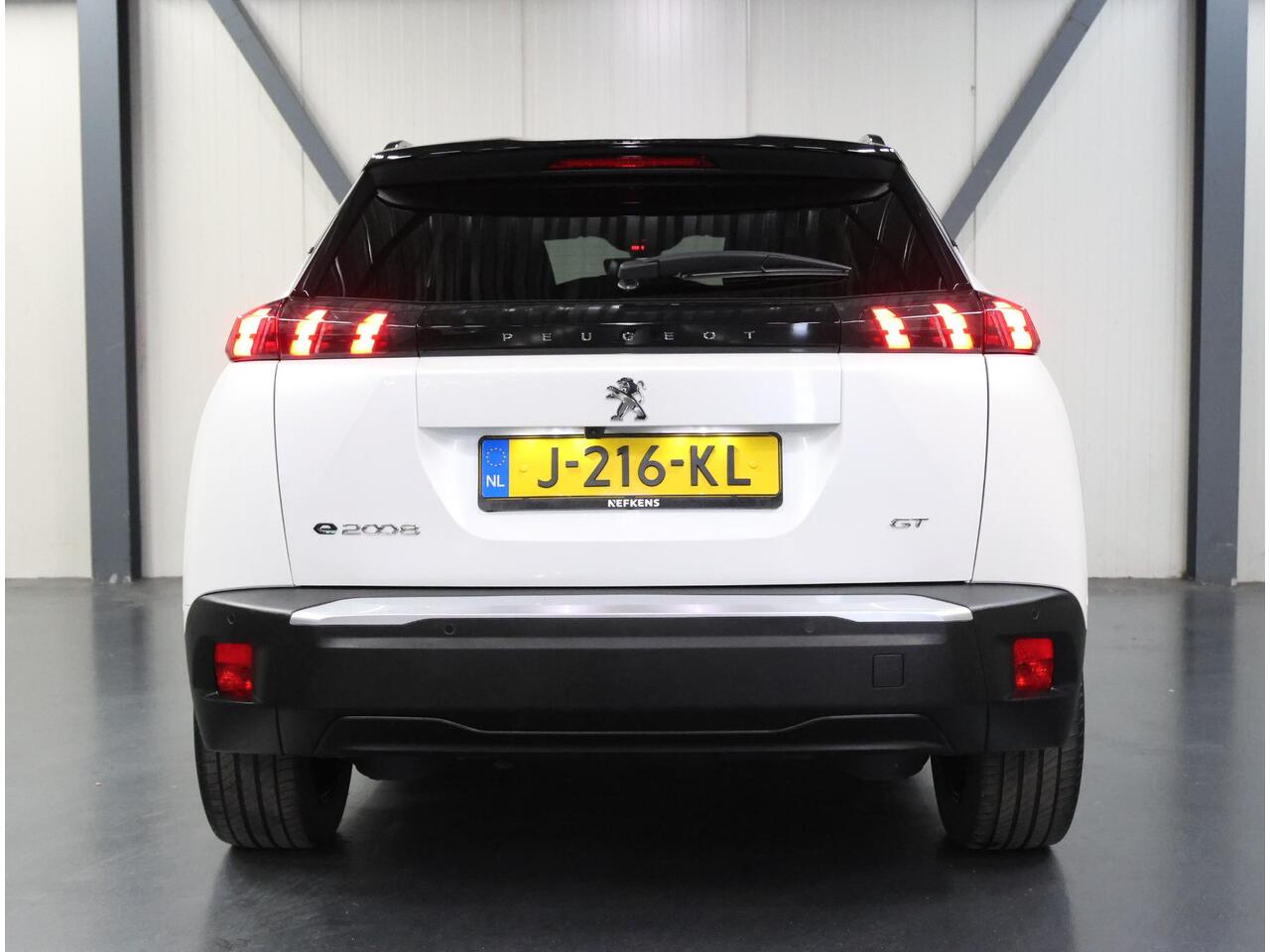 Peugeot e-2008 GT 50kWh 136PK | 1ste eigenaar | 3 FASE | Alcantara/LEER | AppleCarplay/Android Auto | StoelVerwarming | 18"LMV | Dodehoekdetectie | Camera | LED lampen | Keyless | Adaptive Cruise Control | Climate Control | Camera | FULL LED | Two-Tone | Sfeerverlichtin