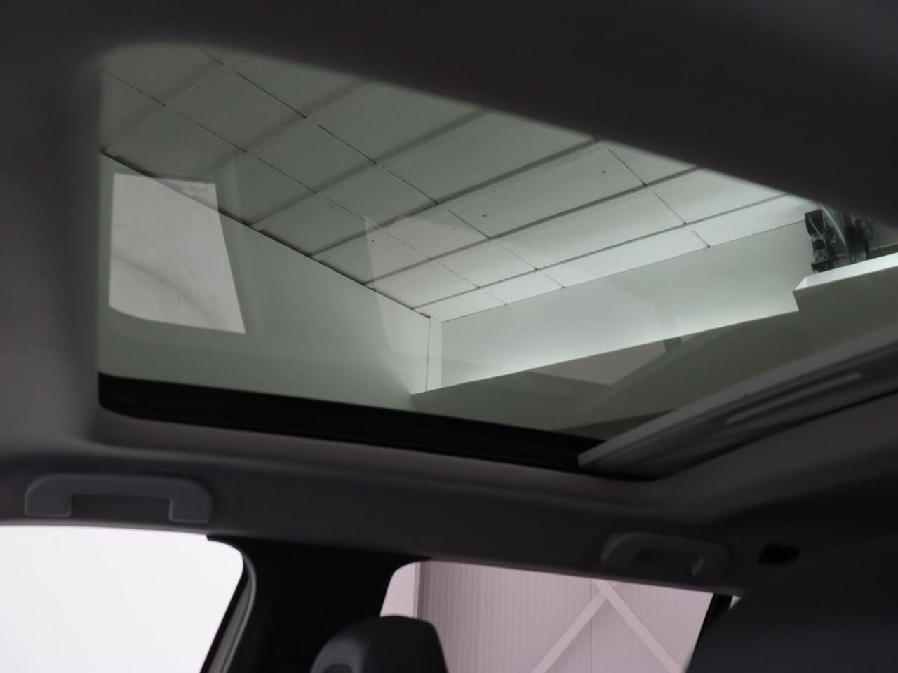 Peugeot e-2008 EV Allure 50 kWh | 3 Fase | Panoramadak | Adaptive cruise | Keyless | Camera | Carplay | Half leder | Navigatie