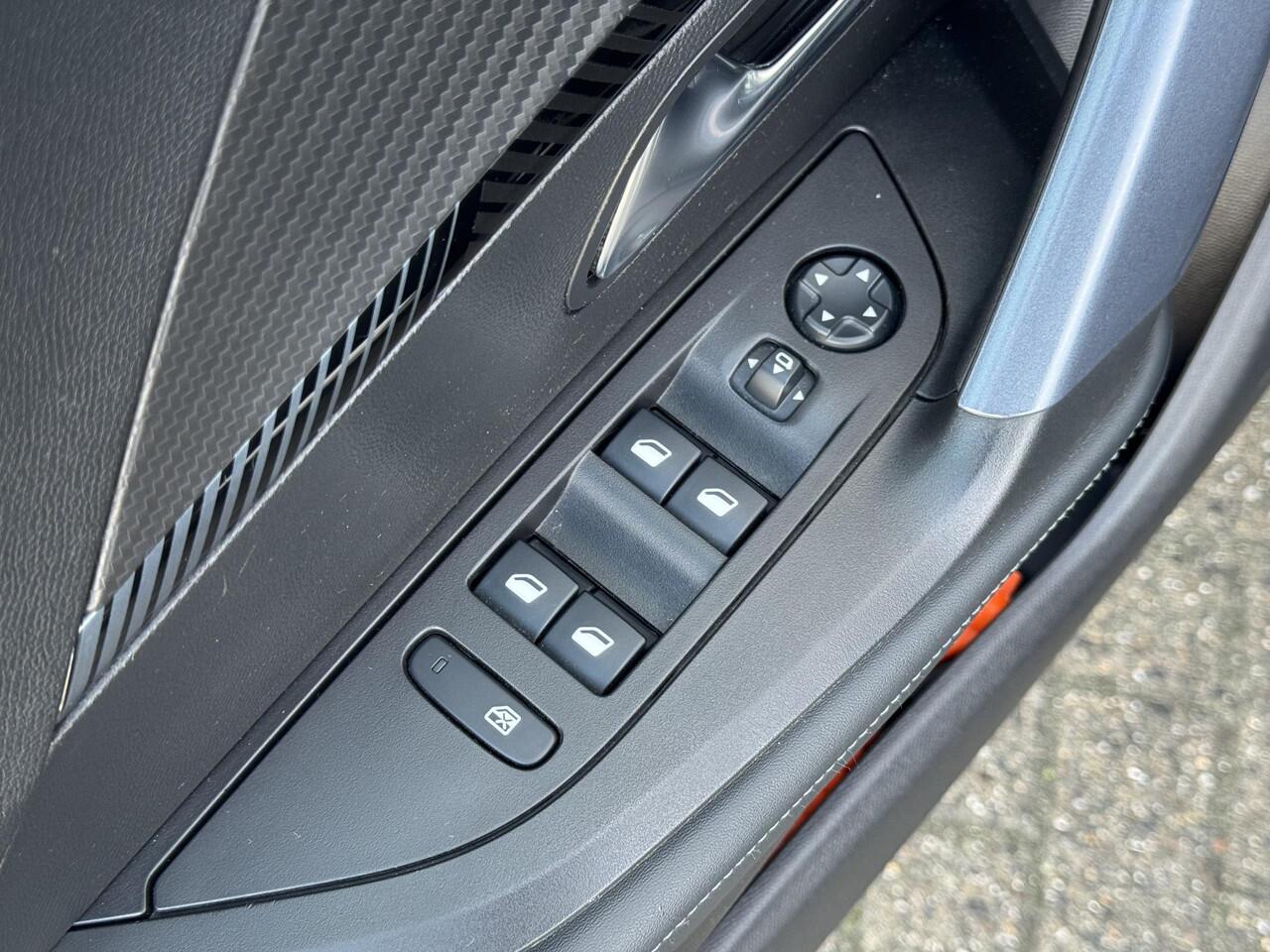 Peugeot e-2008 Allure Pack 50kWh EV 136pk AUTOMAAT | STOELVERW. | CAMERA | NAVI | KEYLESS ENTRY | 18" LM-VELGEN 'BUND'