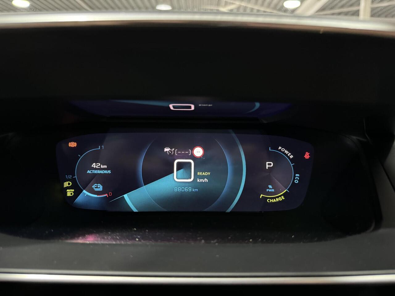 Peugeot e-2008 EV GT 50 kWh fantastische GT uitvoering, heel veel opties | Alcantara bekleding | Cruise Control | Parkeersensoren | Apple Carplay/Android Auto | Keyless | Achteruitrijcamera | Full map navigatie | Dodehoek detectie |