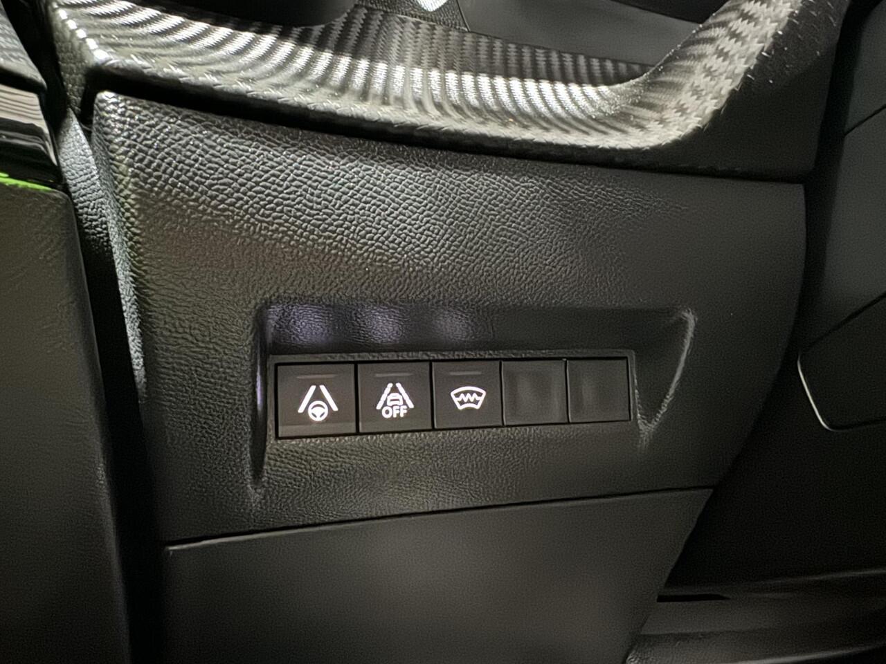 Peugeot e-2008 EV GT 50 kWh fantastische GT uitvoering, heel veel opties | Alcantara bekleding | Cruise Control | Parkeersensoren | Apple Carplay/Android Auto | Keyless | Achteruitrijcamera | Full map navigatie | Dodehoek detectie |