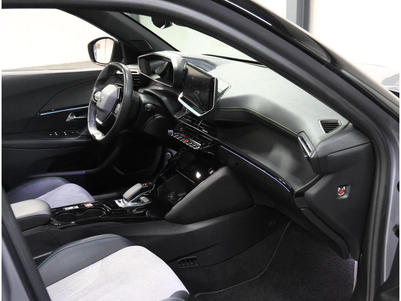 Peugeot e-2008 GT 50kWh 136PK | Accurapport 92,2% | 1ste eigenaar | 3 FASE | AppleCarplay/Android Auto | Schuifkanteldak | Alcantara/LEER | 18"LMV | Camera | AUTOMAAT | Keyless | Adaptive Cruise Control | Climate Control | Camera | FULL LED | Two-Tone | Sfeerverlichting