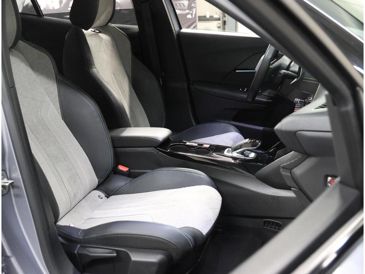 Peugeot e-2008 GT 50kWh 136PK | Accurapport 92,2% | 1ste eigenaar | 3 FASE | AppleCarplay/Android Auto | Schuifkanteldak | Alcantara/LEER | 18"LMV | Camera | AUTOMAAT | Keyless | Adaptive Cruise Control | Climate Control | Camera | FULL LED | Two-Tone | Sfeerverlichting