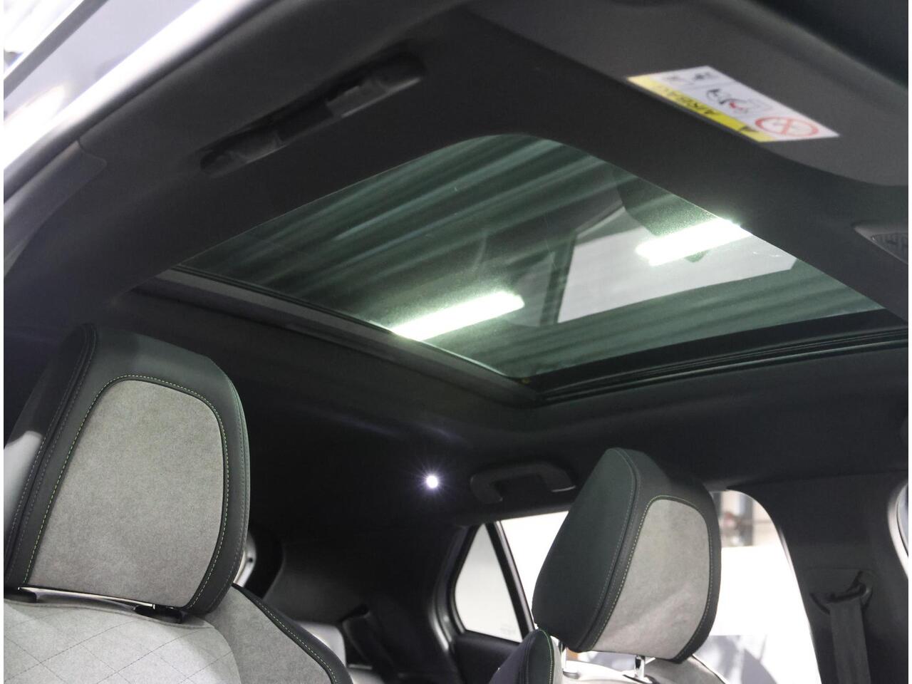 Peugeot e-2008 GT 50kWh 136PK | Accurapport 92,2% | 1ste eigenaar | 3 FASE | AppleCarplay/Android Auto | Schuifkanteldak | Alcantara/LEER | 18"LMV | Camera | AUTOMAAT | Keyless | Adaptive Cruise Control | Climate Control | Camera | FULL LED | Two-Tone | Sfeerverlichting