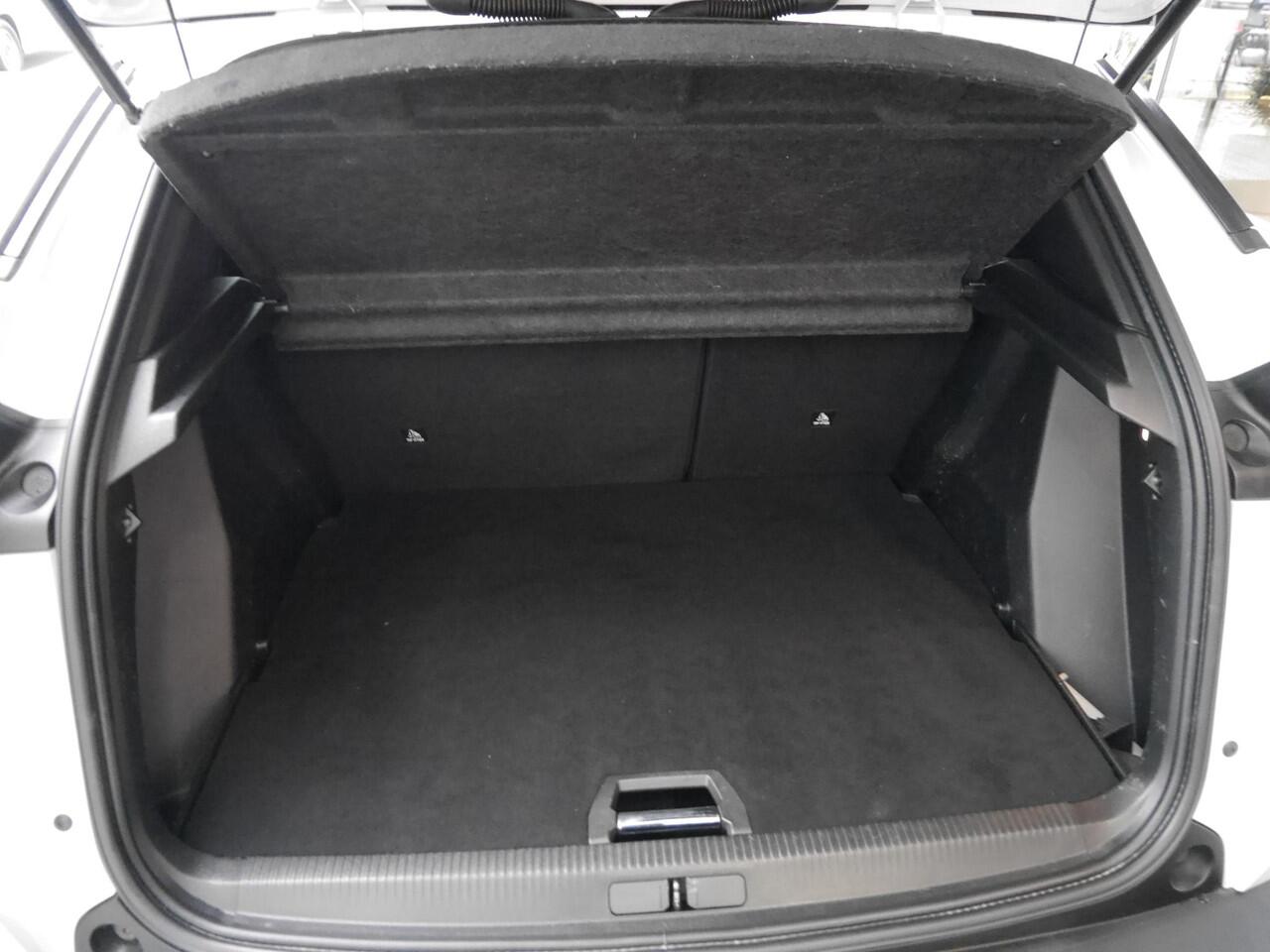 Peugeot e-2008 EV Allure 50 kWh | Adaptive cruise control | Navigatie | Achteruitrijcamera | Lichtmetalen velgen | 3 Fase | Extra getint glas | Keyless start | Stoelverwarming