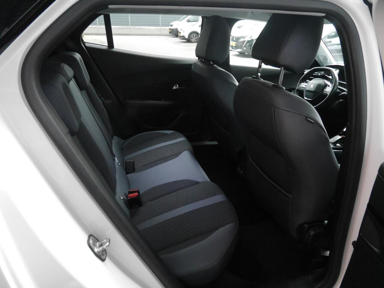 Peugeot e-2008 EV Allure 50 kWh | Adaptive cruise control | Navigatie | Achteruitrijcamera | Lichtmetalen velgen | 3 Fase | Extra getint glas | Keyless start | Stoelverwarming