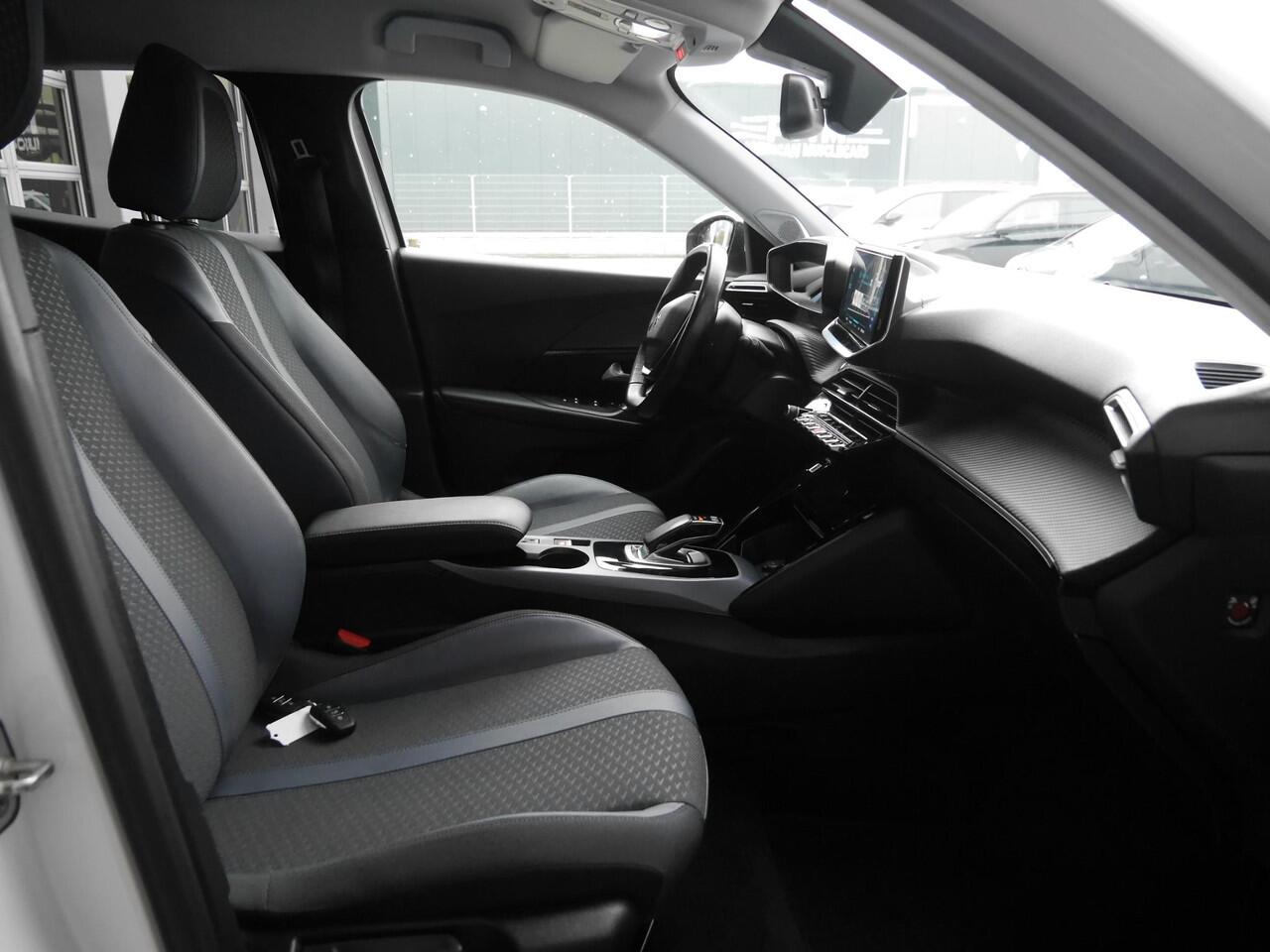 Peugeot e-2008 EV Allure 50 kWh | Adaptive cruise control | Navigatie | Achteruitrijcamera | Lichtmetalen velgen | 3 Fase | Extra getint glas | Keyless start | Stoelverwarming