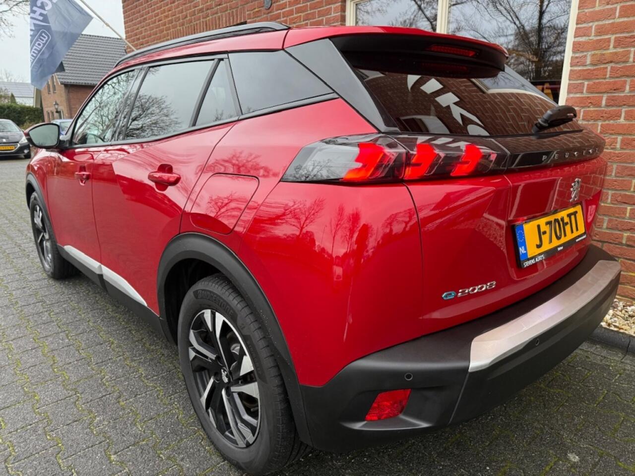 Peugeot e-2008 EV Allure 50 kWh STOELVERW+VOORRUITVERW. / CAMERA / HALF.LEER /