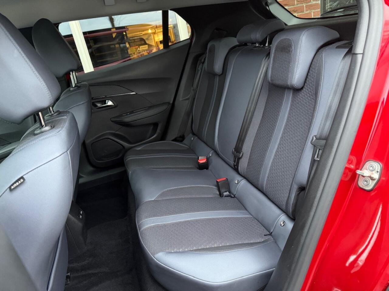 Peugeot e-2008 EV Allure 50 kWh STOELVERW+VOORRUITVERW. / CAMERA / HALF.LEER /