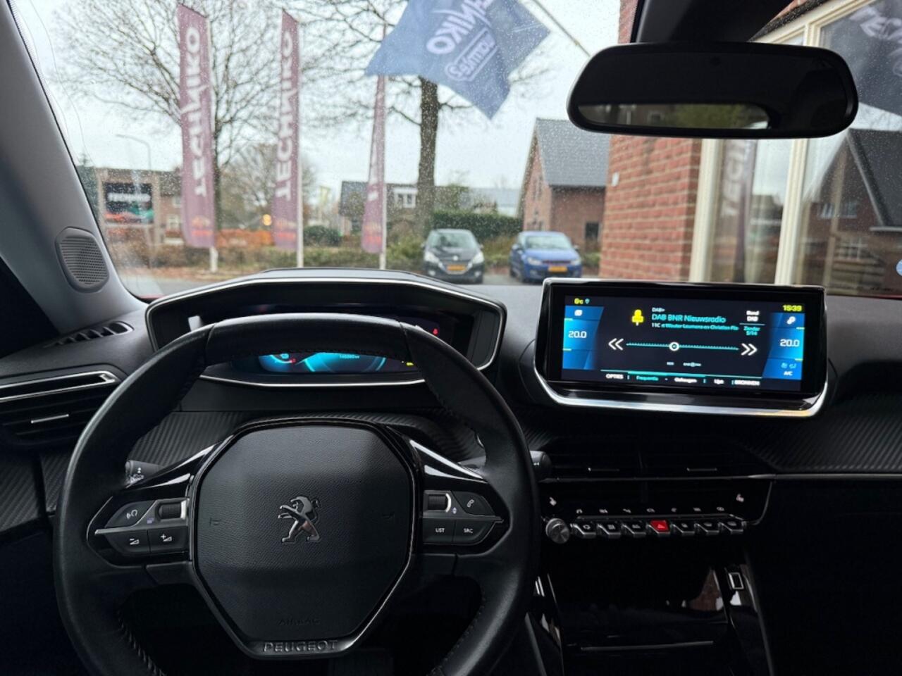 Peugeot e-2008 EV Allure 50 kWh STOELVERW+VOORRUITVERW. / CAMERA / HALF.LEER /