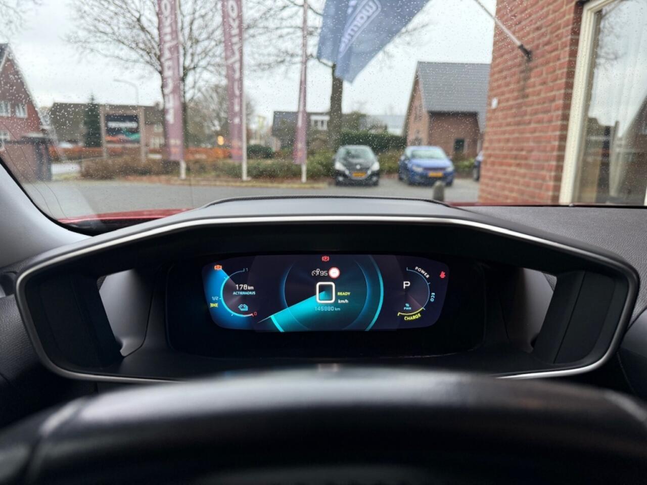 Peugeot e-2008 EV Allure 50 kWh STOELVERW+VOORRUITVERW. / CAMERA / HALF.LEER /