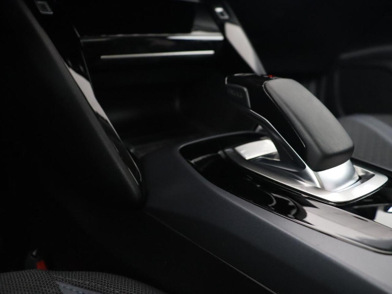 Peugeot e-2008 EV Allure 50 kWh | 3 Fase | Panoramadak | Adaptive cruise | Keyless | Camera | Carplay | Half leder | Navigatie