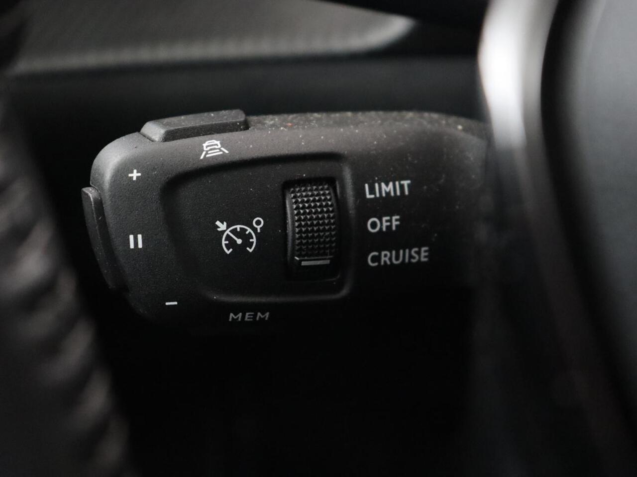 Peugeot e-2008 EV Allure 50 kWh | 3 Fase | Panoramadak | Adaptive cruise | Keyless | Camera | Carplay | Half leder | Navigatie