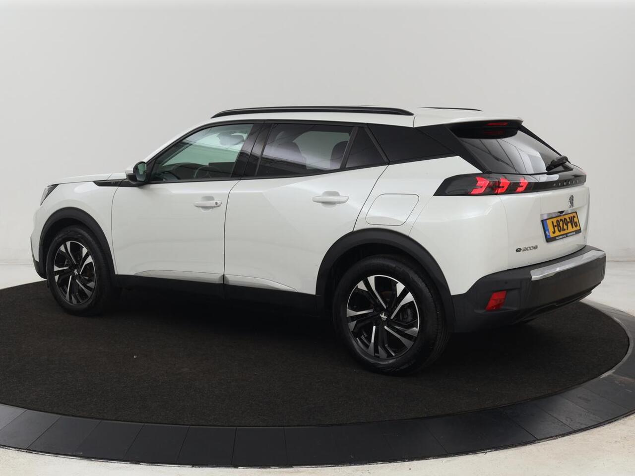 Peugeot e-2008 EV Allure 50 kWh | 3 Fase | Panoramadak | Adaptive cruise | Keyless | Camera | Carplay | Half leder | Navigatie