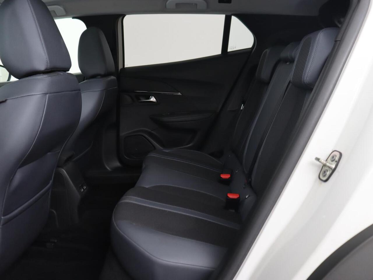 Peugeot e-2008 EV Allure 50 kWh | 3 Fase | Panoramadak | Adaptive cruise | Keyless | Camera | Carplay | Half leder | Navigatie