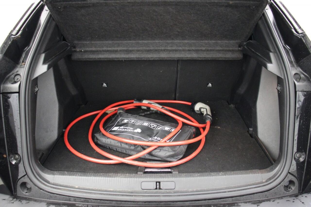 Peugeot e-2008 GT Pack 50 kWh - Digitaal Cockpit, Carplay, Navi, Cruise, Camera, Half Leer, Stoelverw. SOH 92,5%