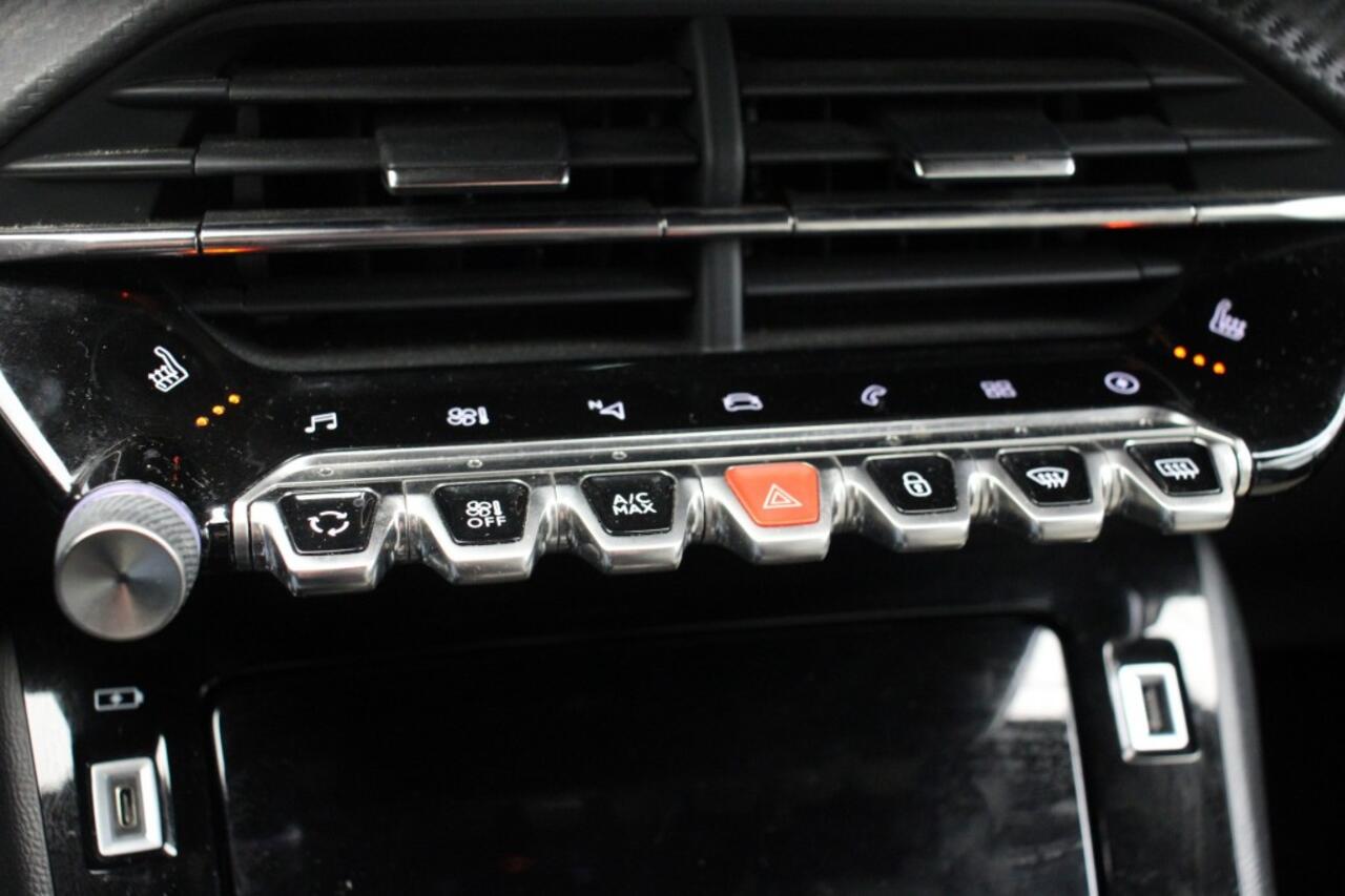 Peugeot e-2008 GT Pack 50 kWh - Digitaal Cockpit, Carplay, Navi, Cruise, Camera, Half Leer, Stoelverw. SOH 92,5%