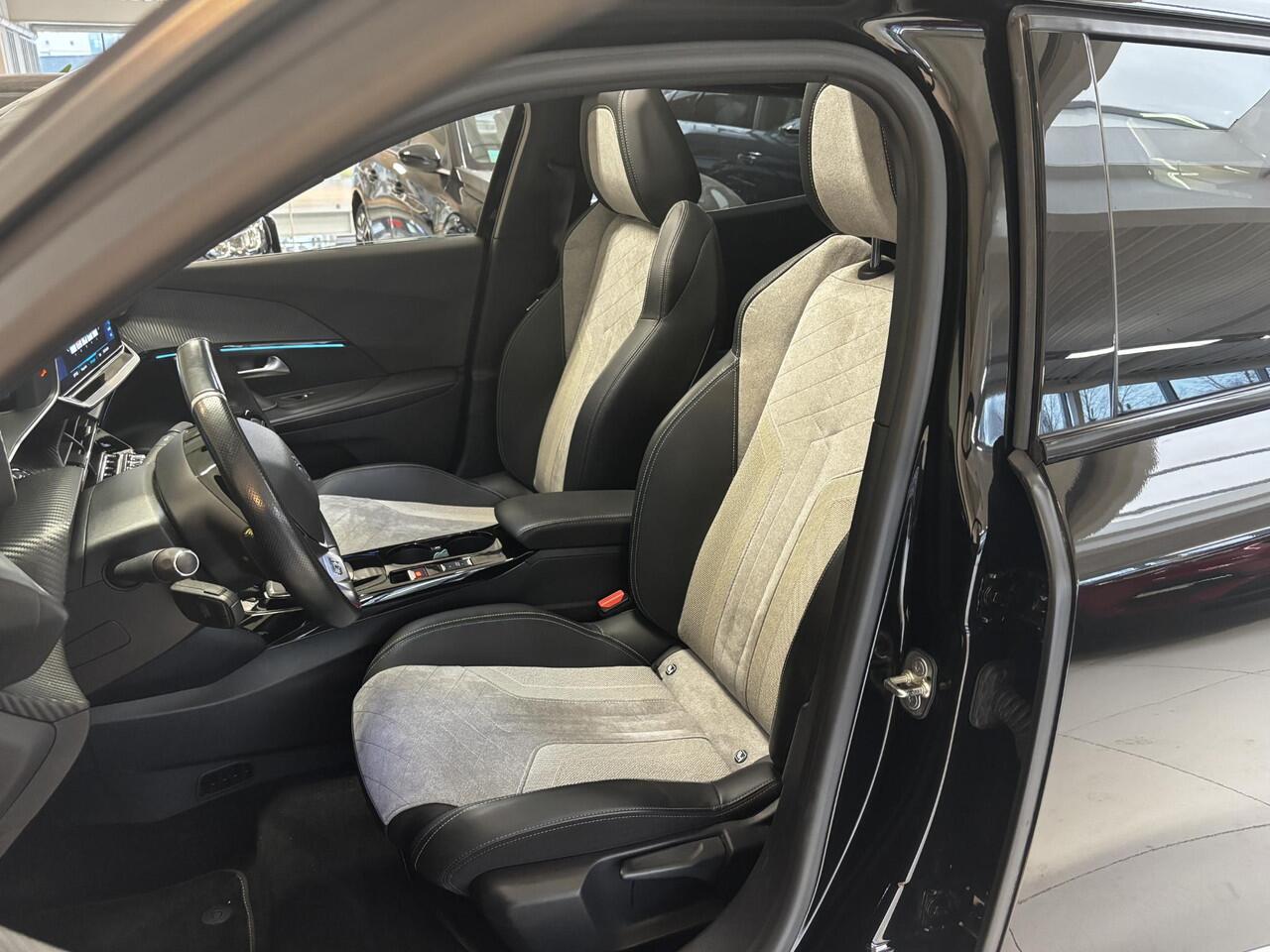 Peugeot e-2008 EV GT 50 kWh | ELEKTRISCH SCHUIFDAK | Alcantara | Stoelverwarming | Navigatie | Adaptive cruise control