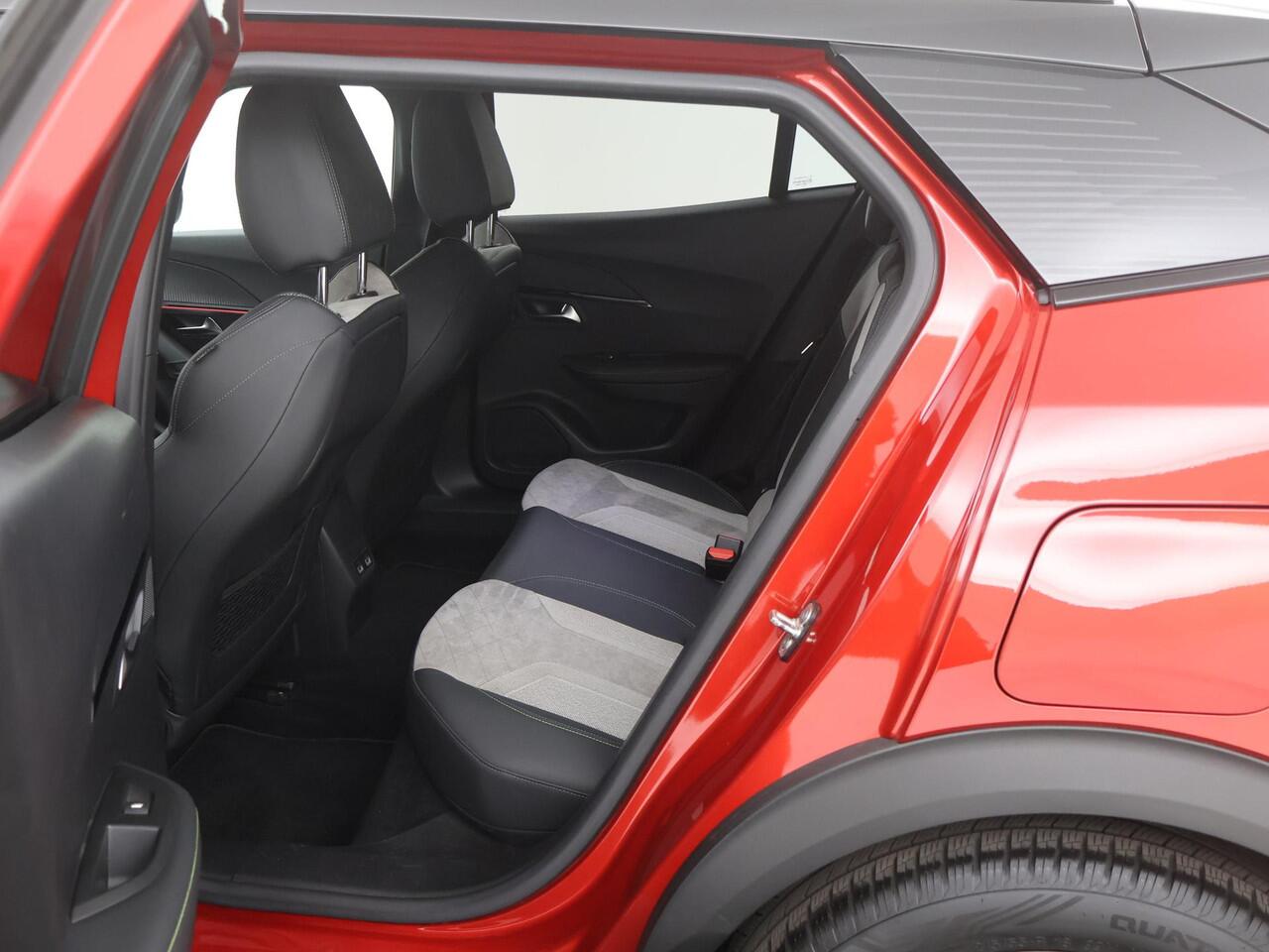 Peugeot e-2008 EV GT 50 kWh SOH92%|NAVI|ACC|BLIS|CAMERA|STOELVERW|LEER|LED