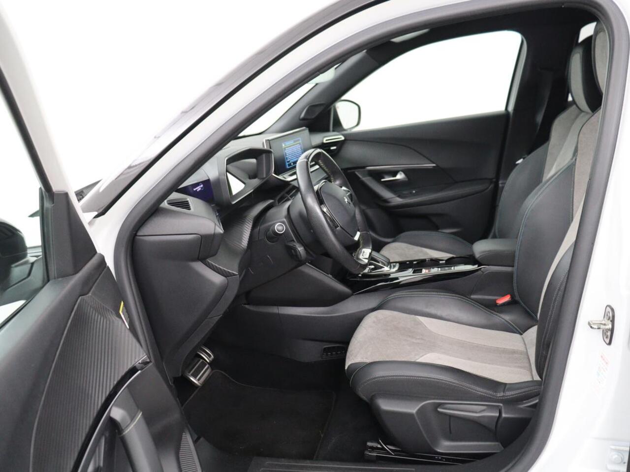 Peugeot e-2008 EV GT 50 kWh | SOH 91% | 3 Fase | Stoelverwarming | Leder/Alcantara | Adaptive cruise | Keyless | Navigatie | Carplay | Full LED