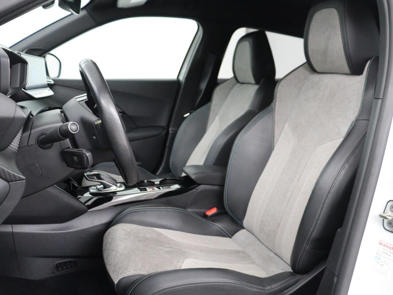 Peugeot e-2008 EV GT 50 kWh | SOH 91% | 3 Fase | Stoelverwarming | Leder/Alcantara | Adaptive cruise | Keyless | Navigatie | Carplay | Full LED